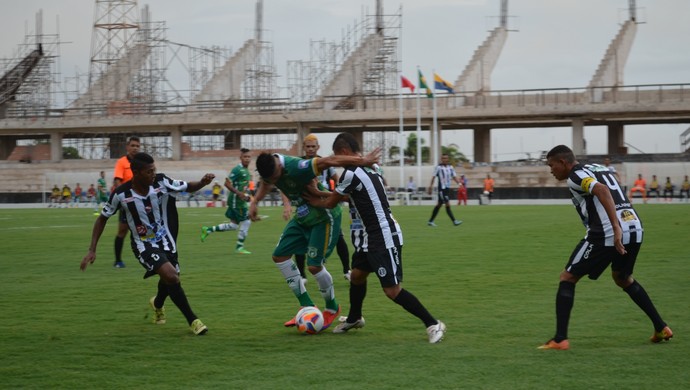 Boto e Pantera ficam no empate no primeiro confronto profissional entre as duas equipes  (Foto: Sabrina Rabelo/ GloboEsporte.com)
