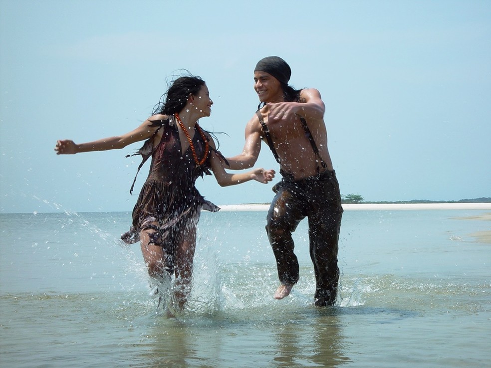 Carolina Oliveira Relembra Experiencia Em Encantados Meu Primeiro Beijo Foi Nesse Filme Com O Thiago Martins Famosos Gshow