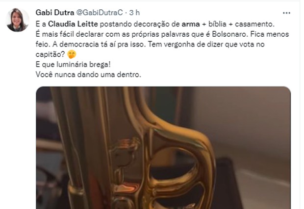 Claudia Leitte é criticada por postar abajur em formato de arma sobre bíblia (Foto: Reprodução/Twitter)