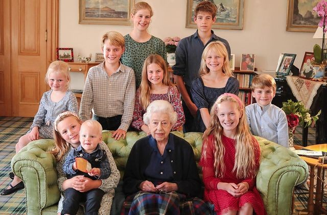 Rainha Elizabeth II com netos e bisnetos. Príncipe Louis está no canto direito — Foto: Reprodução 