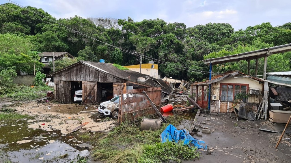 Famílias atingidas por rompimento de lagoa em Florianópolis serão ressarcidas pela Casan — Foto: Edson Amaral/NSC TV