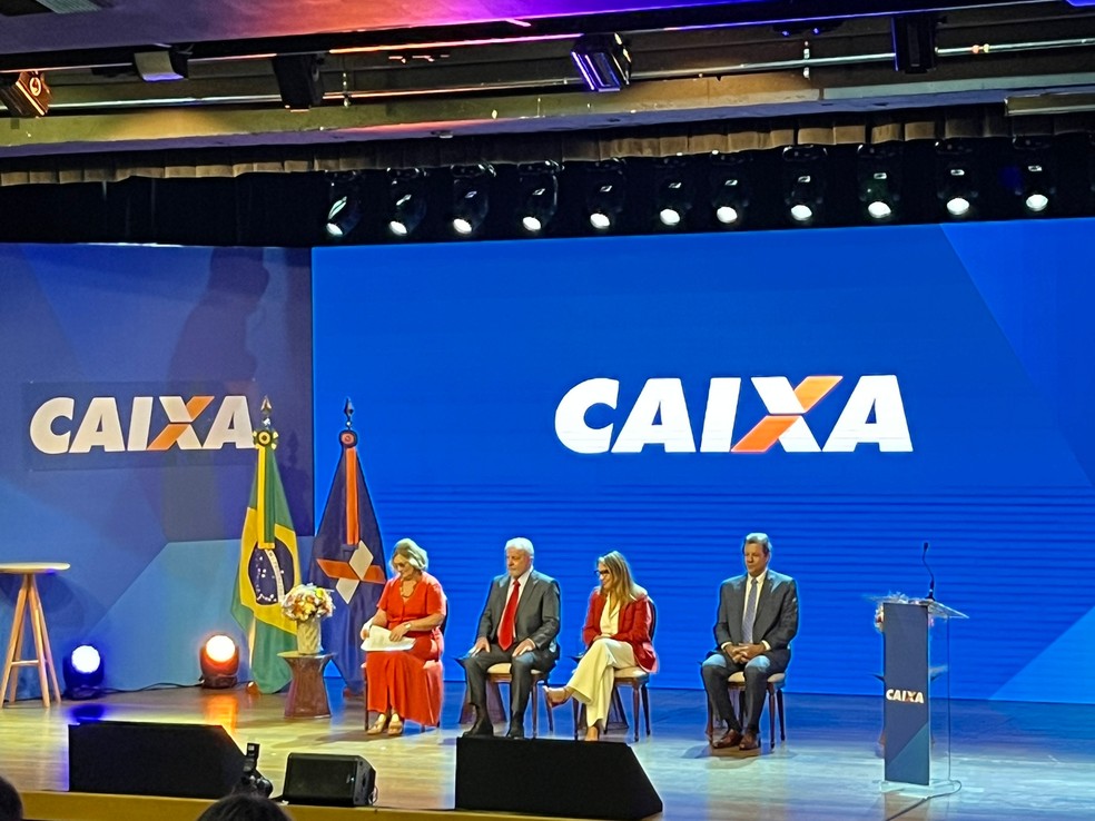 Rita Serrano, presidenta da CEF, junto ao Ministro da Fazenda Fernando Haddad (dir.) e ao presidente Lula (esq)/ créditos: G1