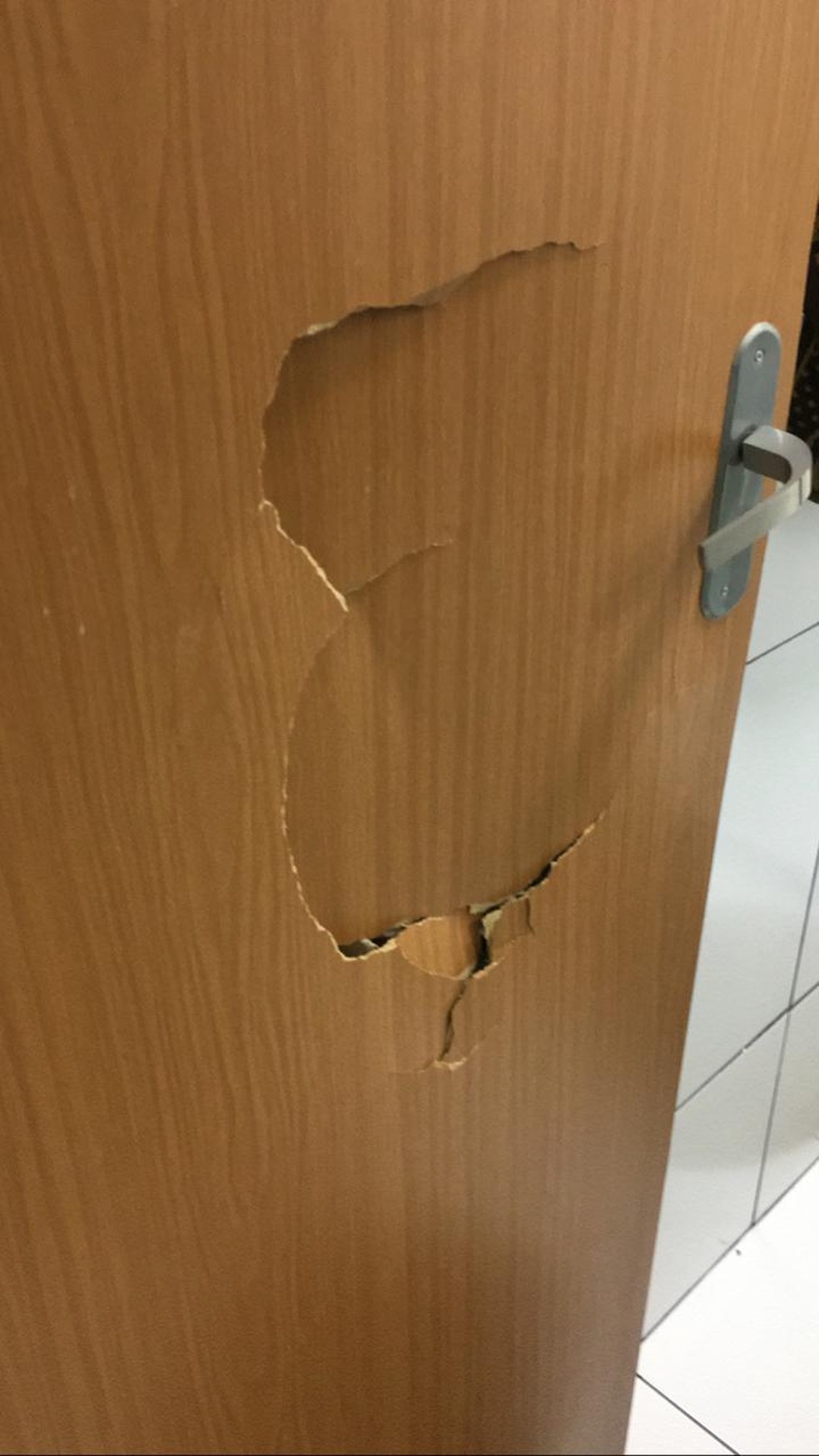 Vítima se trancou no banheiro, mas suspeito arrombou a porta — Foto: Arquivo Pessoal /Júnior Evangelista
