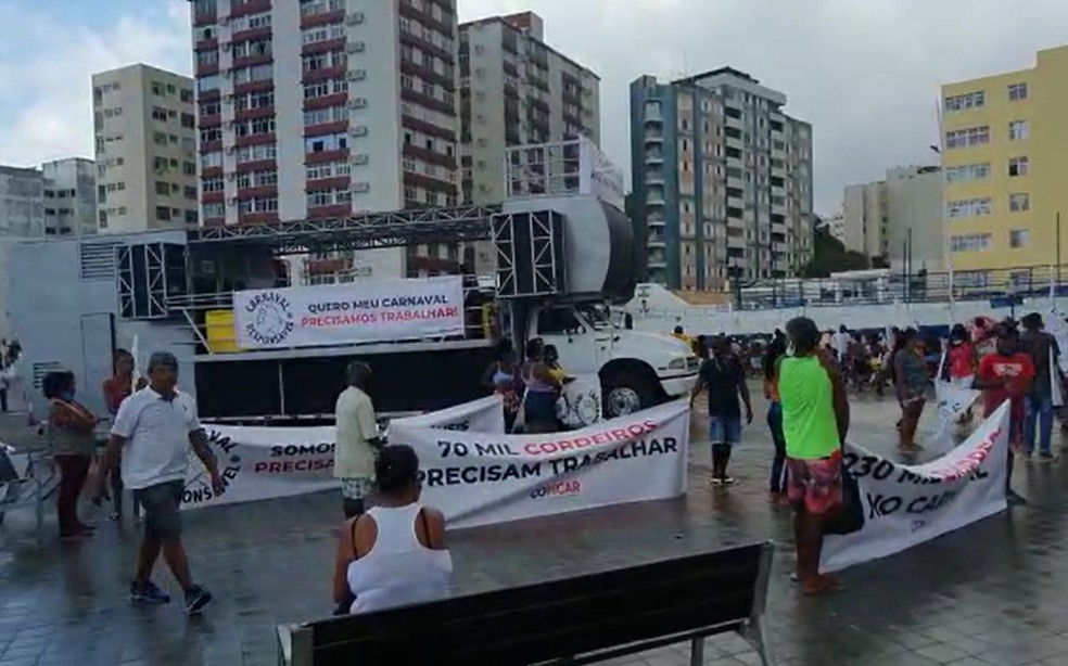 Bahia: Com trios elétricos, grupo faz carreata no Farol da Barra e cobra realização do Carnaval em Salvador