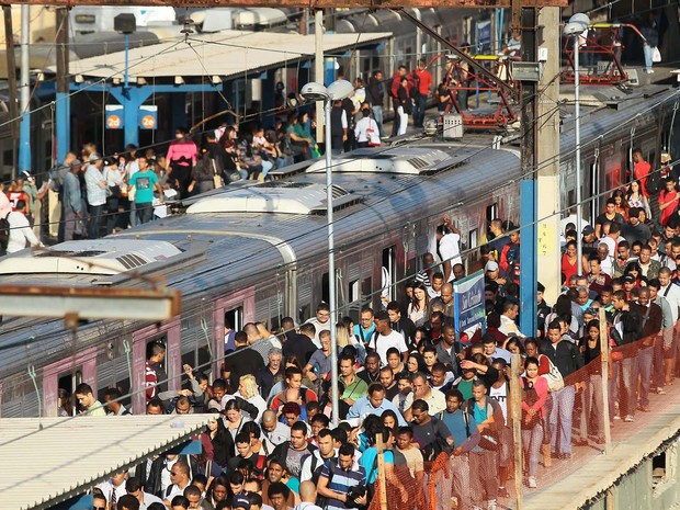 Movimentação intensa de passageiros na estação São Cristóvão da SuperVia na manhã desta sexta-feira (30), no Rio de Janeiro, RJ, após problemas nas linhas de Belford Roxo e Santa Cruz (Foto: Ale Silva/Futura Press)