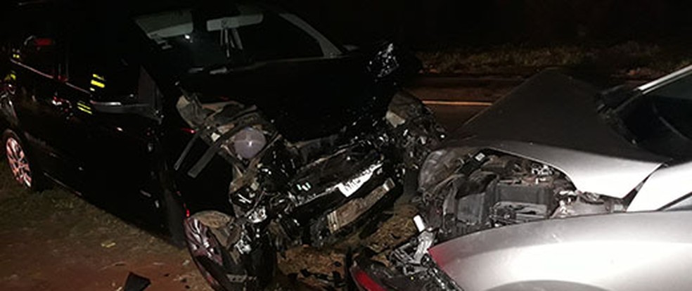 Batida entre dois carros deixou dois mortos e cinco feridos em Itapura  â Foto: DivulgaÃ§Ã£o/IlhadenotÃ­cias.com