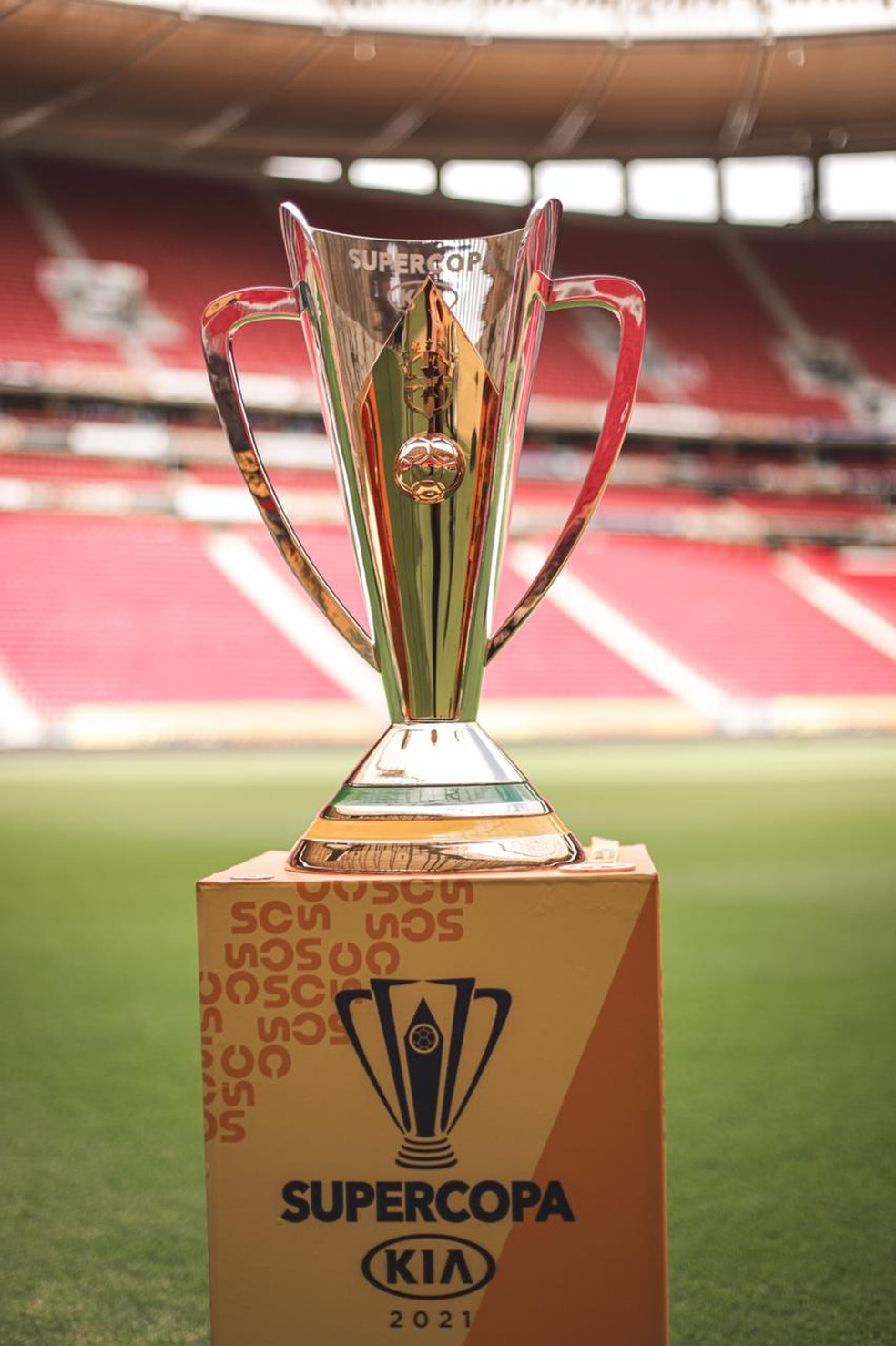 Troféu da Supercopa no Mané Garrincha — Foto: Ricardo Ribeiro