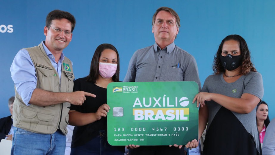 Bolsonaro em entrega simbólica do cartão do Auxílio Brasil, que desde 9 de agosto paga R$ 600 a beneficiários