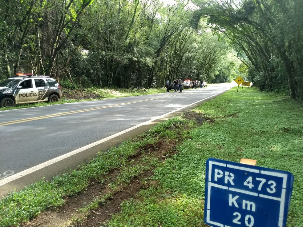 Segundo passageiros, os veÃ­culos foram alvo de tiros em um trecho da PR-473 entre Quedas do IguaÃ§ue Laranjeiras do Sul (Foto: CÃ­cero Bittencourt/RPC)