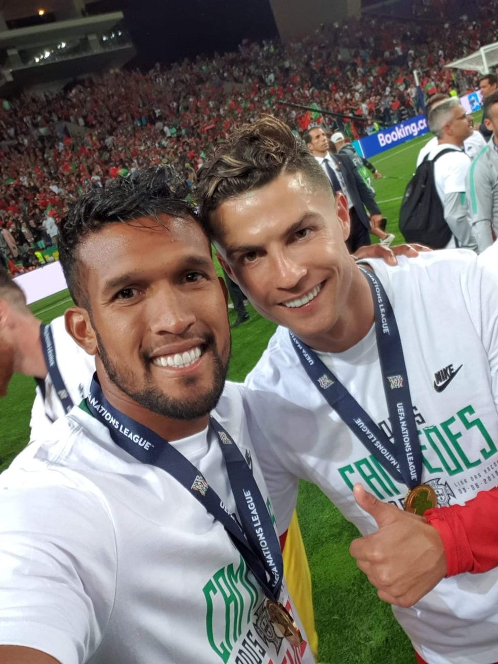 Dyego  Sousa e Cristiano Ronaldo celebram título da Liga das Nações em 2019 — Foto: Arquivo Pessoal