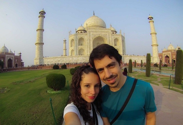 A publicitária Julie Assencio e o administrador de redes Thiago Ruiz em frente ao Taj Mahal, na Índia (Foto: Diocá/Divulgação)