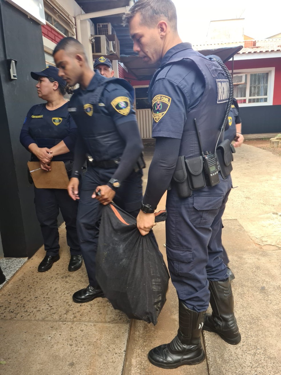 Guarda de Piracicaba encontrou suspeitos e encaminharam a dupla para a delegacia; mercadorias foram recuperadas  — Foto: Guarda Civil  de Piracicaba/Divulgação 