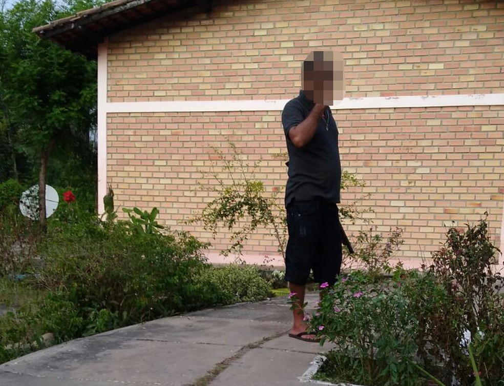 Polícia flagrou vigia de escola andando armado (Foto: Divulgação/Polícia Civil)