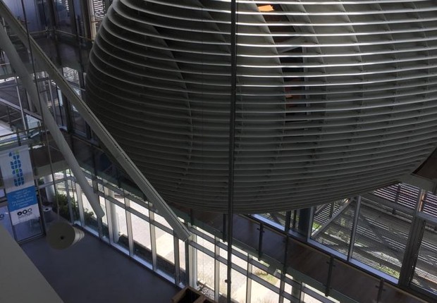 Dentro do prédio, uma das inovações da arquitetura é uma enorme cápsula que "flutua" no grande hall de entrada (Foto: Fernanda Thees )