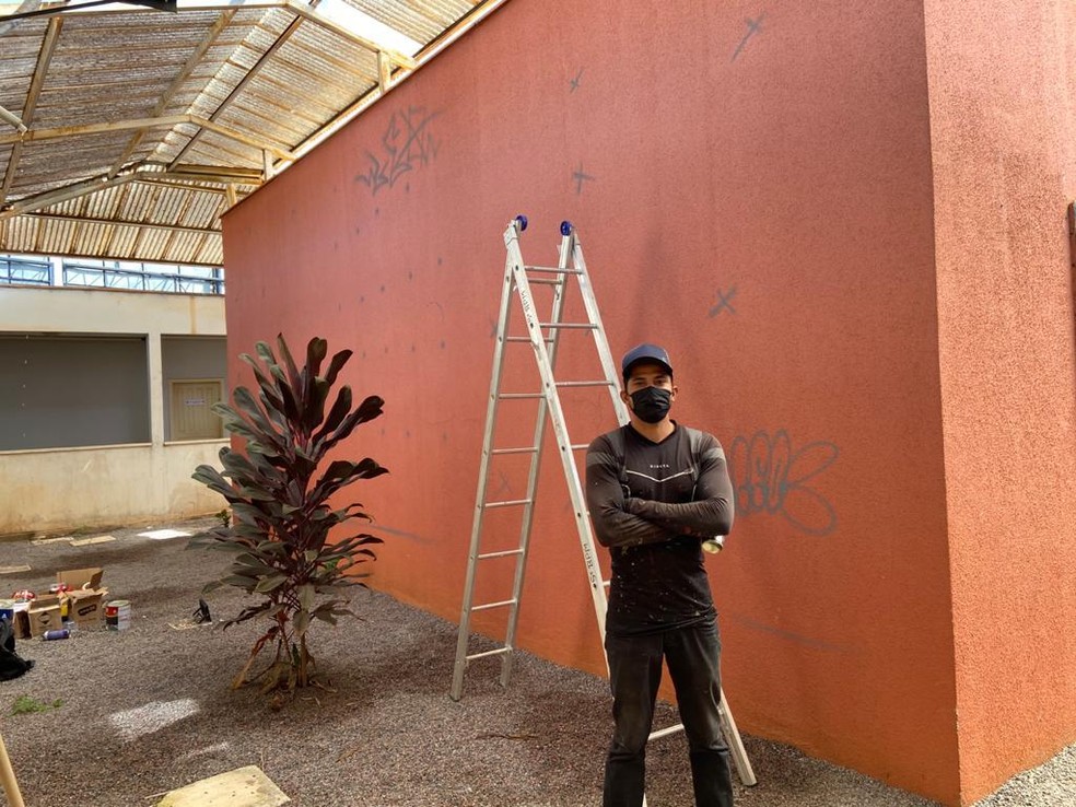 Leonardo França é o artista que pintou o painel de homenagem à PMs em Porto Velho — Foto: 5º BPM/Divulgação
