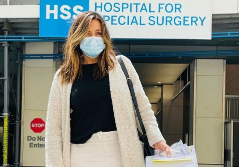 Mariska Hargitay em frente a hospital (Foto: reprodução instagram)