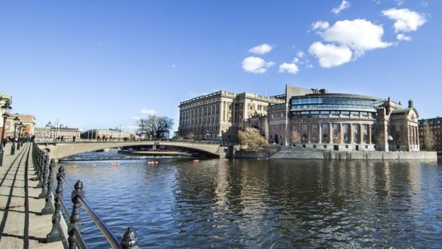 Deputados suecos não legislam sobre seus próprios salários (Foto: CAMILLA SVENSK/SVERIGES RIKSDAG/BBC)