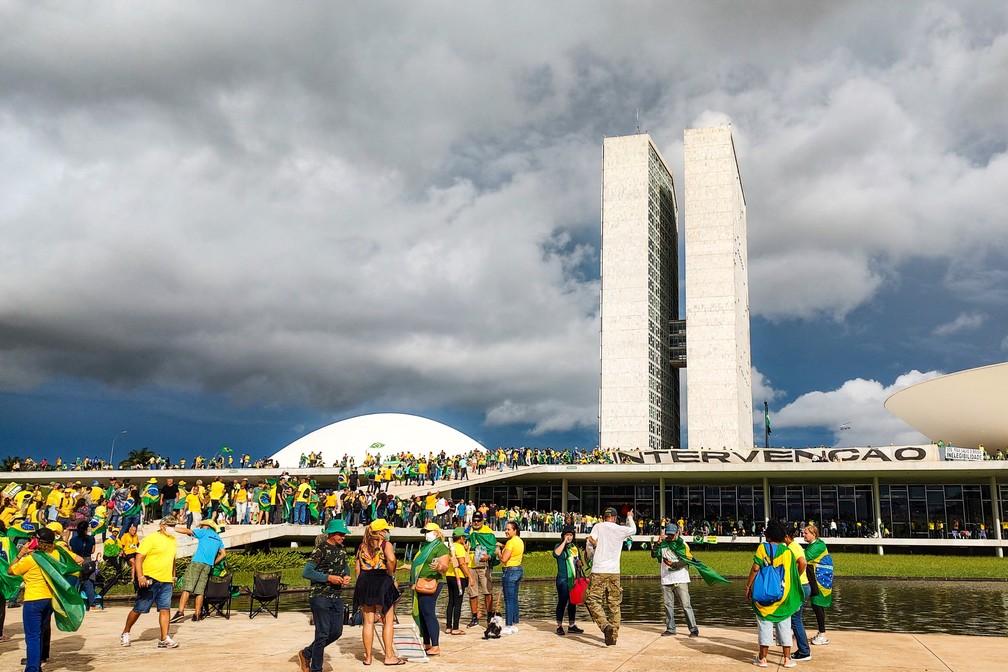 Radicais com bandeiras do Brasil e faixas pedindo intervenção invadem Congresso. — Foto: Scarlett Rocha/Agif via AFP