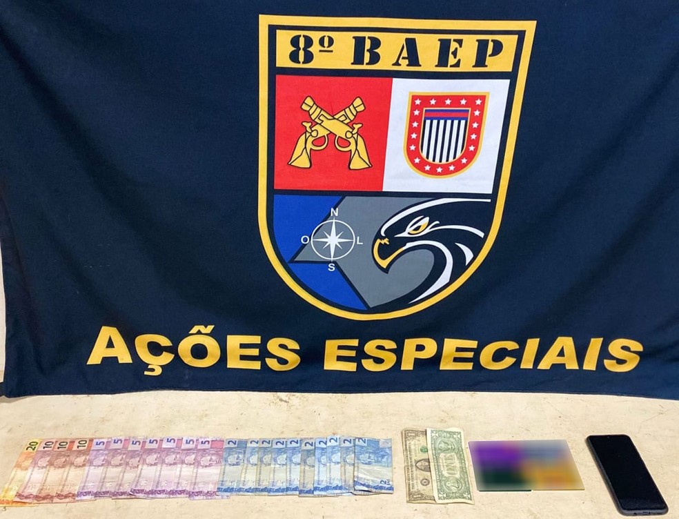 Dinheiro e cartões foram devolvidos à vítima — Foto: Polícia Militar