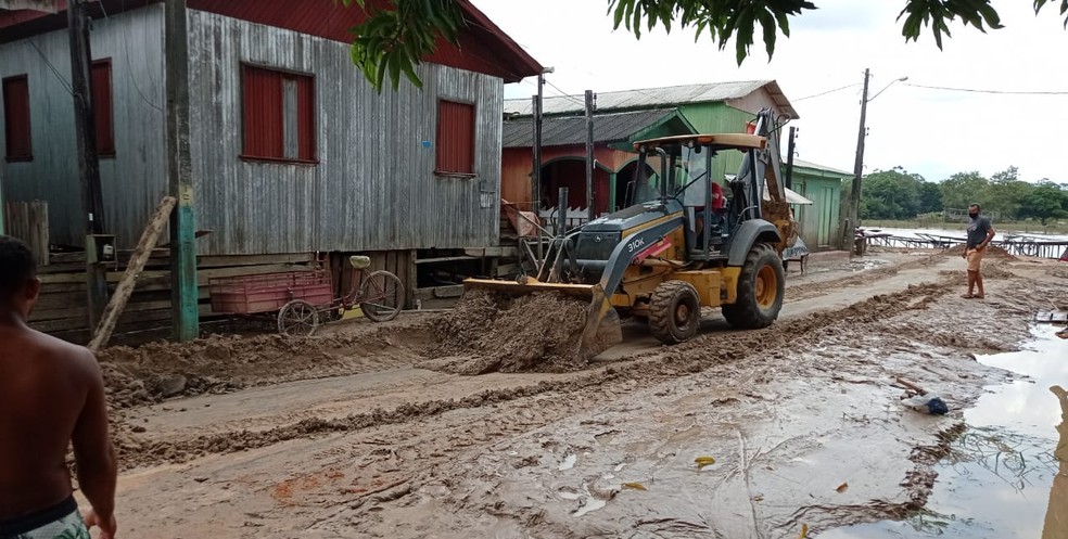Após cidade ficar 90% debaixo das águas de rio, prefeitura retira 3,2 mil toneladas de entulho de bairros em Tarauacá — Foto: Arquivo/Secretaria de Obras