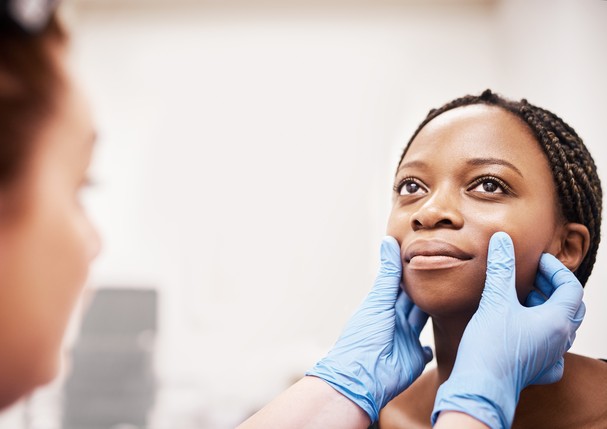 Shot of a beautiful young woman getting her face analyzed by a nurse at a beauty clinic (Foto: Getty Images)