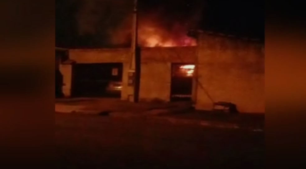 Bombeiros apagaram o fogo de uma casa em Itapetininga (SP) (Foto: Arquivo Pessoal)