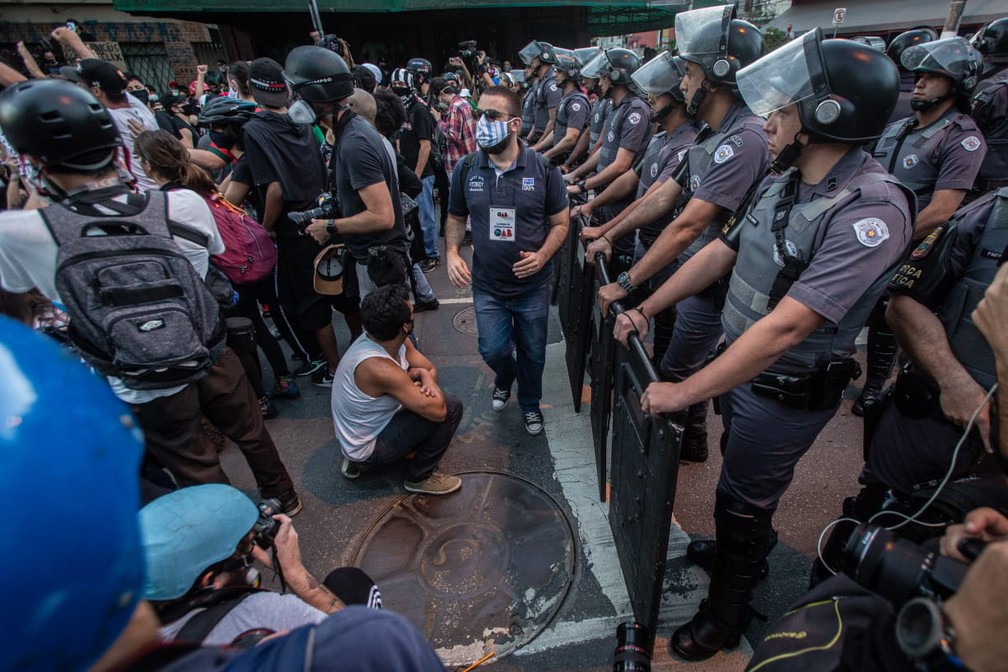 Policiais militares formam cordão de isolamento para impedir que manifestantes subam a Rua dos Pinheiros durante ato pró-democracia e contra o governo do presidente Jair Bolsonaro, na Zona Oeste de São Paulo, neste domingo (7) — Foto: Taba Benedicto/Estadão Conteúdo
