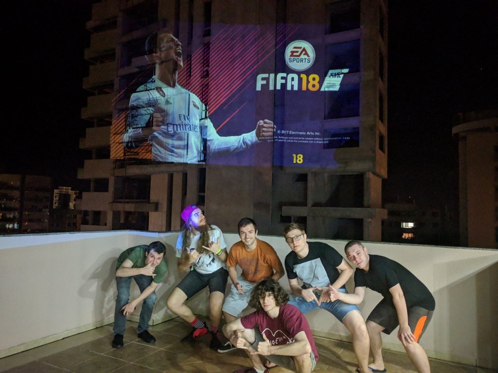 De Ferias Amigos Usam Predio Para Jogar Futebol Em Tela Gigante Oeste E Sudoeste G1