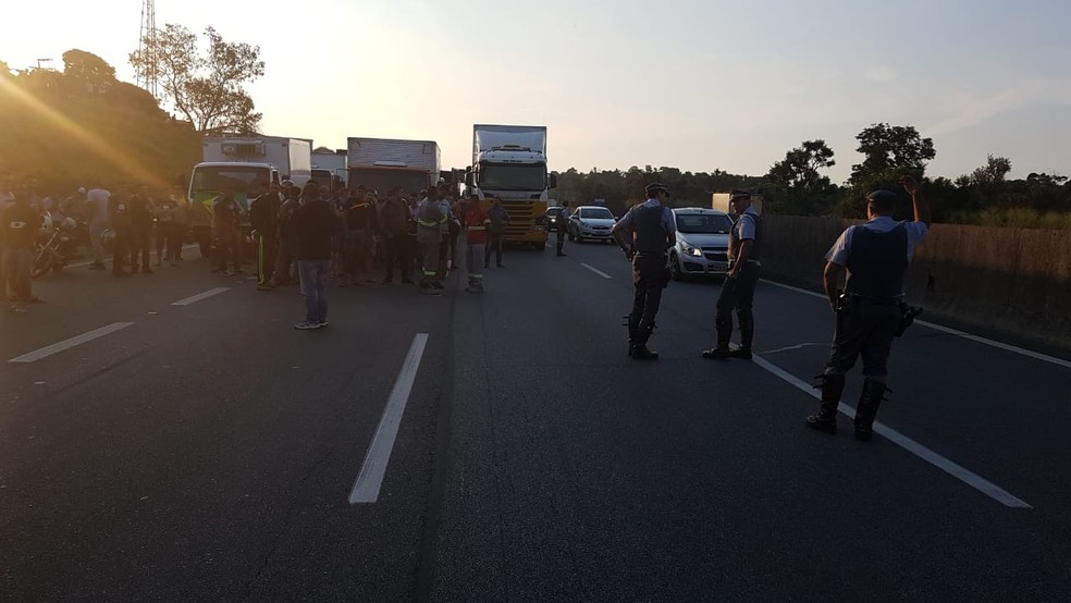 Caminhoneiros bloquearam trecho da Anhanguera, em Louveira (Foto: Arquivo pessoal)