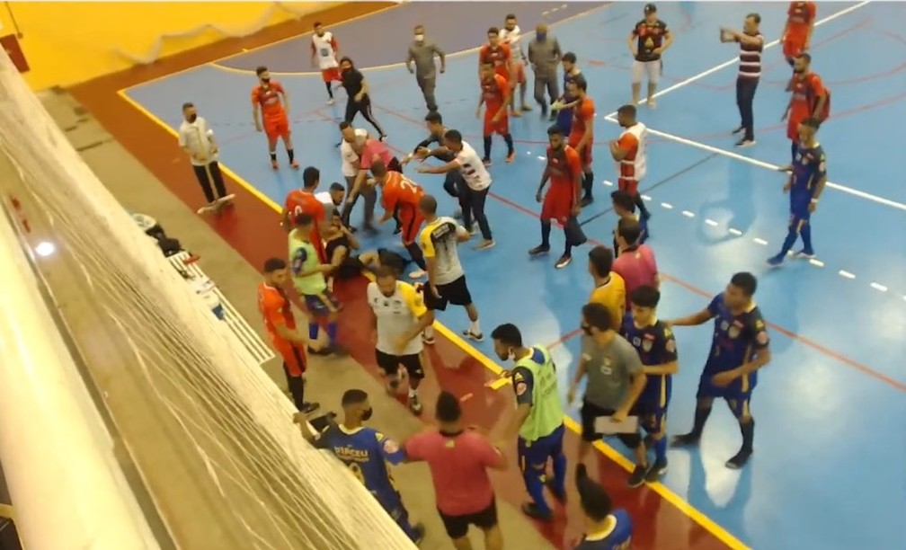 Piauiense de futsal termina em confusão  — Foto: TV Cajuína 