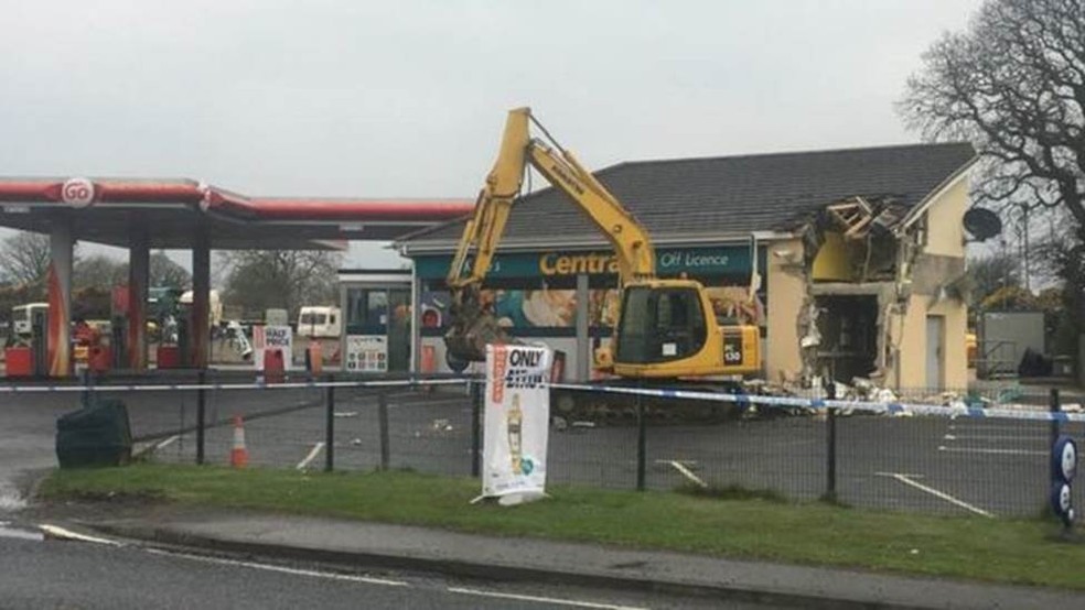 O roubo ocorreu no posto O'Kane's Filling Station, na Irlanda do Norte, e os ladrÃµes deixaram a escavadeira para trÃ¡s. â€” Foto: BBC