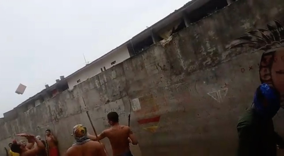 Presidiários jogam concreto para fora do muro de presídio em Carirí — Foto: Reprodução