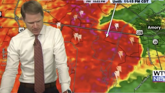 Tornado em Mississipi: meteorologista reza durante jornal, enquanto mostra força do fenômeno; vídeo