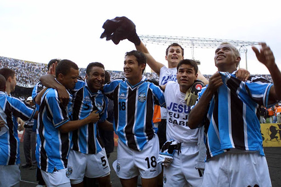 Marcelinho Paraíba (à dir.) foi campeão da Copa do Brasil em 2001, como jogador, quando defendia o Grêmio — Foto: Divulgação / Grêmio