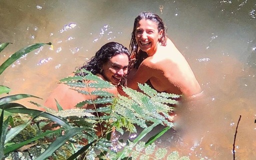 Rayssa Bratillieri faz topless com Giovana Cordeiro no Rio
