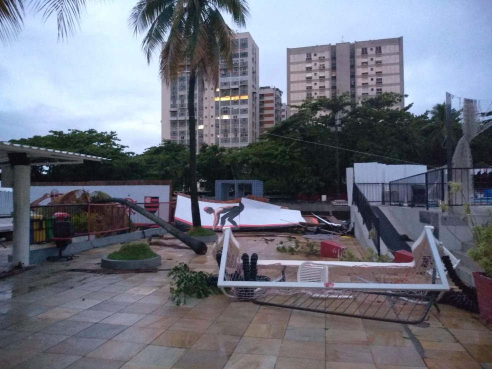 A trave do pol&oacute; aqu&aacute;tico foi parar bem longe da piscina arremessada pela ventania desta quarta-feira &agrave; noite &mdash; Foto: Reprodu&ccedil;&atilde;o internet