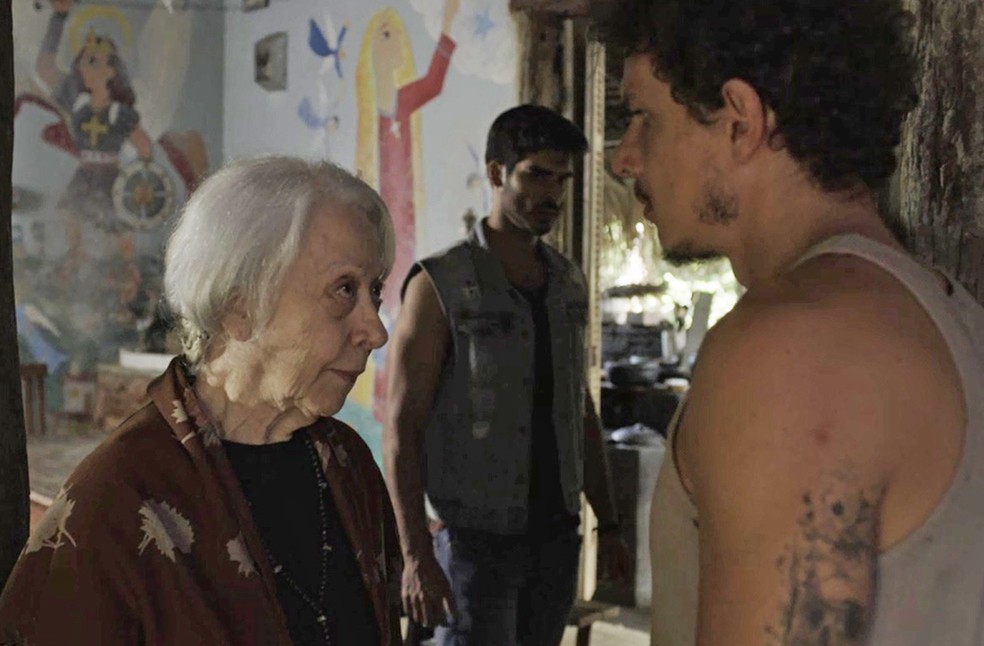 Zé Victor ameaça Mercedes, Xodó e Cleo (Foto: TV Globo)
