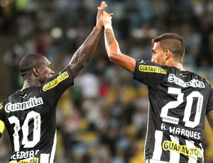 Rafael Marques e Seedorf comemoração gol do Botafogo contra o Coritiba (Foto: Vitor Silva / SSPress)