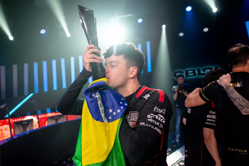 LoL: como o Brasil pode melhorar no MSI? grevthar lol red canids trofeu cblol campeao.jpg