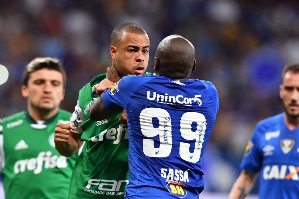 Mayke, do Palmeiras, e Sassá, do Cruzeiro, brigam após o jogo  — Foto: Leo Fontes / O Tempo / Estadão Conteúdo