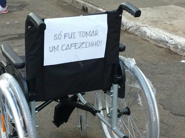 Cadeiras de rodas ocupam vagas de estacionamento em protesto em Campo Grande (Foto: Alexandre Cabral/TV Morena)