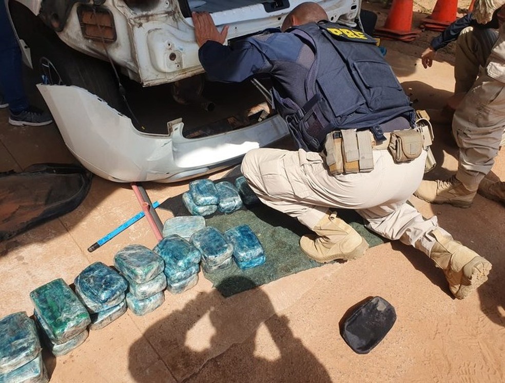 Homem que transportava mais de 43 quilos de droga em rodovia do Acre é preso — Foto: Divulgação/PRF-AC