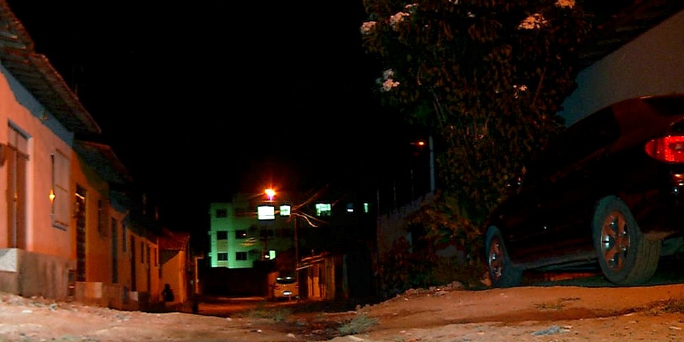 Vítimas estavam na calçada de casa em Pajuçara, Zona Norte de Natal, quando foram abordadas por criminosos, na noite desta segunda-feira (16) — Foto: Reprodução/Inter TV Cabugi