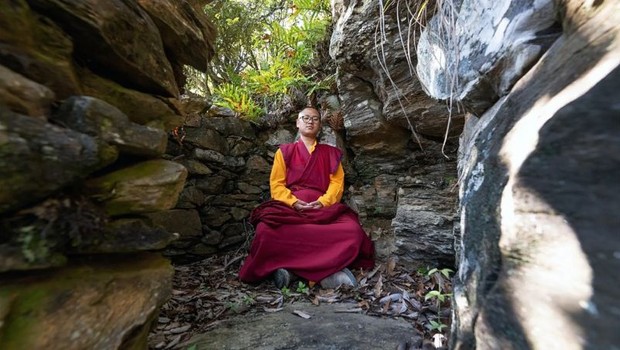 Rinpoche visita com frequência sua caverna de meditação pessoal nas colinas arborizadas atrás do Monastério Sangchen Ogyen Tsuklag, em Trongsa (Foto: SCOTT A WOODWARD via BBC News Brasil)