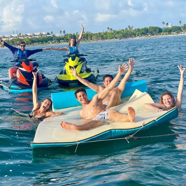 Elaine Mickely e César Filho com a família em barco (Foto: Reprodução/Instagram)