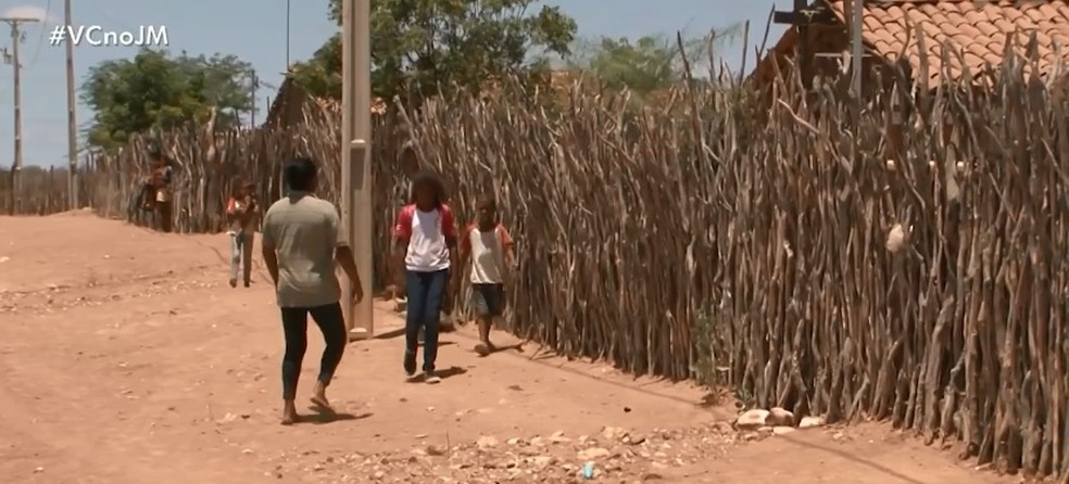 Eloar e mãe moram na zona rural de Juazeiro, no norte baiano, e sofrem com a seca na região — Foto: Reprodução/ TV São Francisco