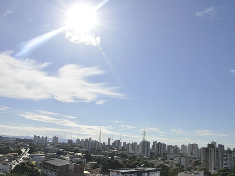Tempo seco predomina em Cuiabá — Foto: Denise Soares / G1