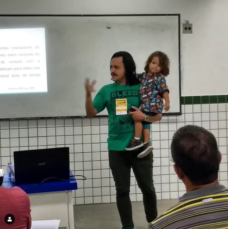 Rafael durante o curso com o filho Zyah no colo (Foto: Reprodução/Instagram)