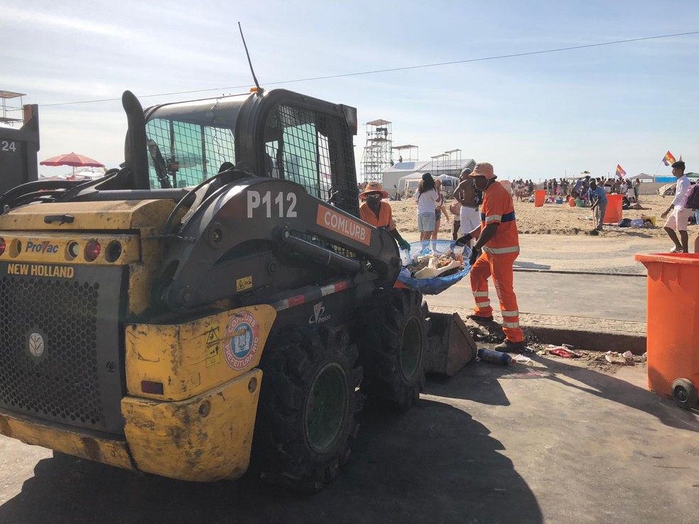 Trabalho de limpeza em Copacabana conta com o apoio de 73 veículos, entre caminhões compactadores, basculantes e pipas e 18 equipamentos diversos, como pás mecânicas, mini pás e tratores de praia. — Foto: Júlia Arraes / GloboNews