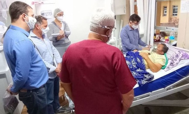 Paciente recebe proxalutamida em hospital de Parintins (AM) na presença de Andy Goren, CEO da Applied Biology, Daniel Fonseca, diretor médico da Samel, e Renan Nascimento, encarregado do estudo na cidade